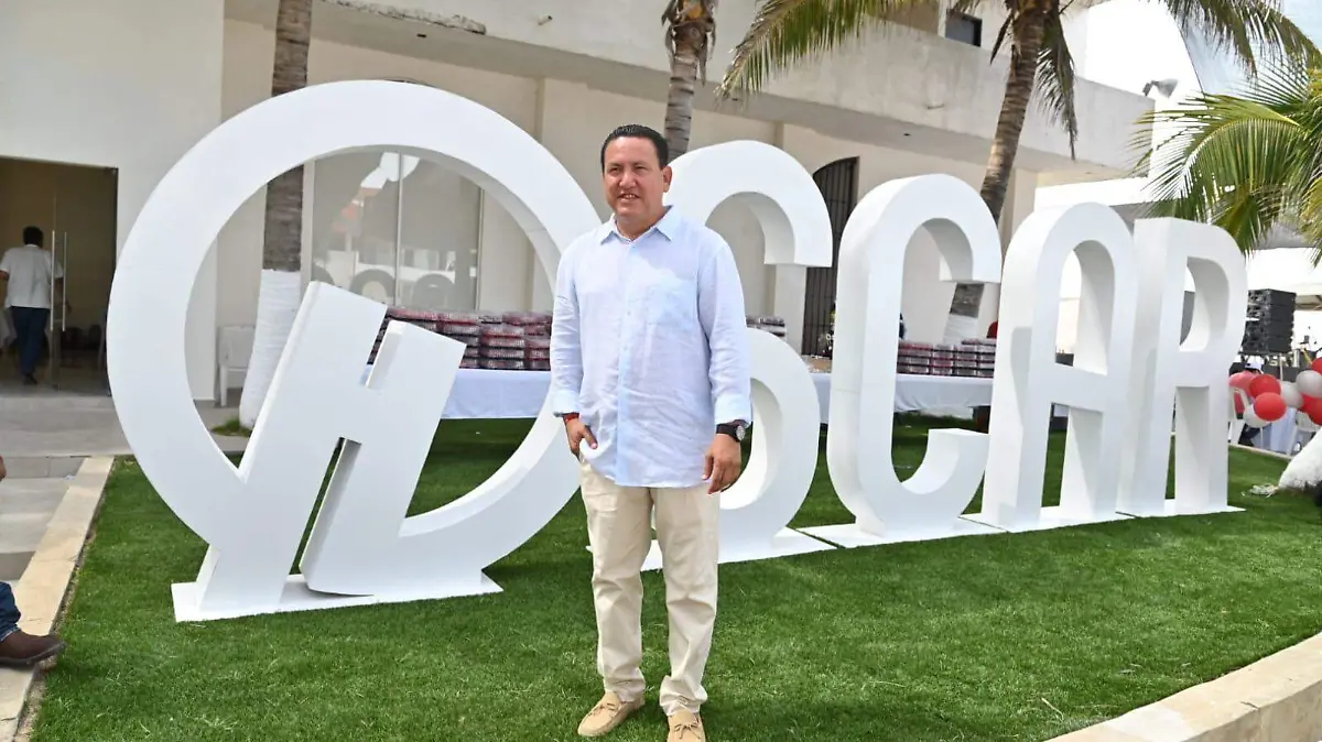 Llegan cientos de personas a la fiesta del empresario maderense